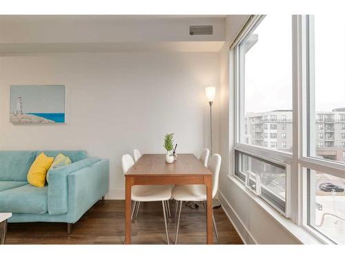 520-46 9 Street Ne, Calgary, AB - Indoor Photo Showing Dining Room