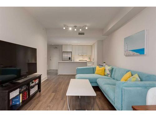 520-46 9 Street Ne, Calgary, AB - Indoor Photo Showing Living Room