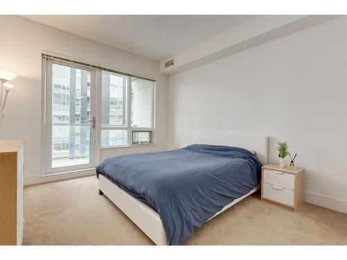 520-46 9 Street Ne, Calgary, AB - Indoor Photo Showing Bedroom