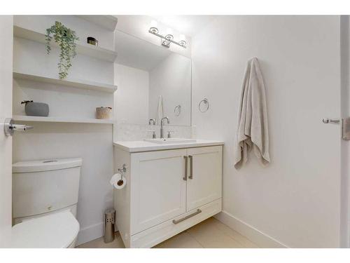 520-46 9 Street Ne, Calgary, AB - Indoor Photo Showing Bathroom