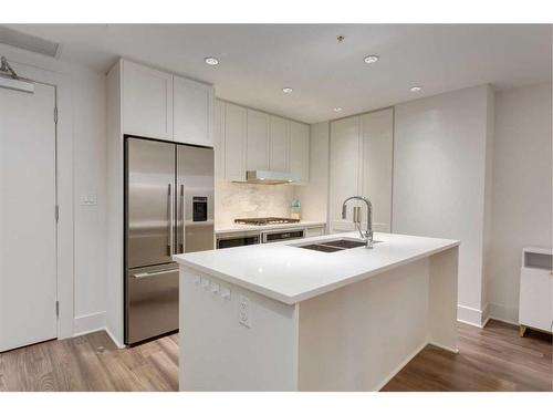 520-46 9 Street Ne, Calgary, AB - Indoor Photo Showing Kitchen With Stainless Steel Kitchen With Double Sink With Upgraded Kitchen