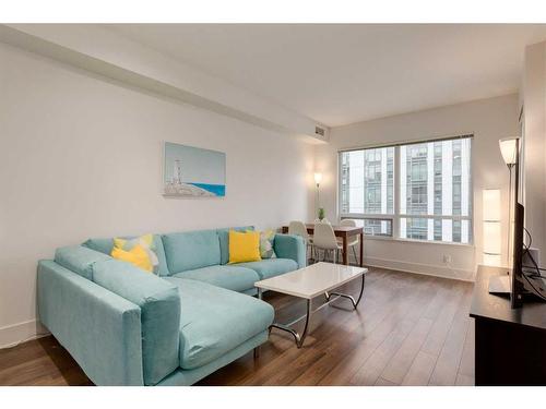 520-46 9 Street Ne, Calgary, AB - Indoor Photo Showing Living Room