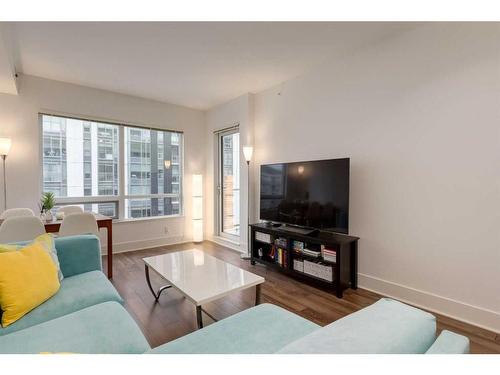 520-46 9 Street Ne, Calgary, AB - Indoor Photo Showing Living Room