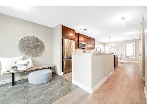 212-1905 27 Avenue Sw, Calgary, AB - Indoor Photo Showing Kitchen