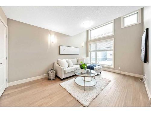 212-1905 27 Avenue Sw, Calgary, AB - Indoor Photo Showing Living Room