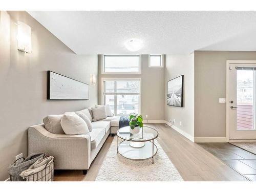 212-1905 27 Avenue Sw, Calgary, AB - Indoor Photo Showing Living Room