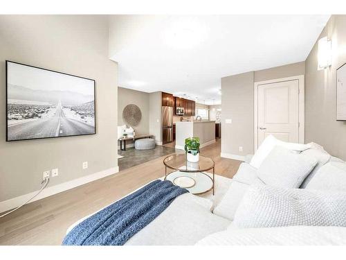 212-1905 27 Avenue Sw, Calgary, AB - Indoor Photo Showing Living Room