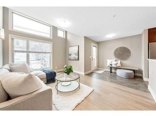 212-1905 27 Avenue Sw, Calgary, AB - Indoor Photo Showing Living Room