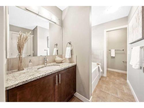 212-1905 27 Avenue Sw, Calgary, AB - Indoor Photo Showing Bathroom