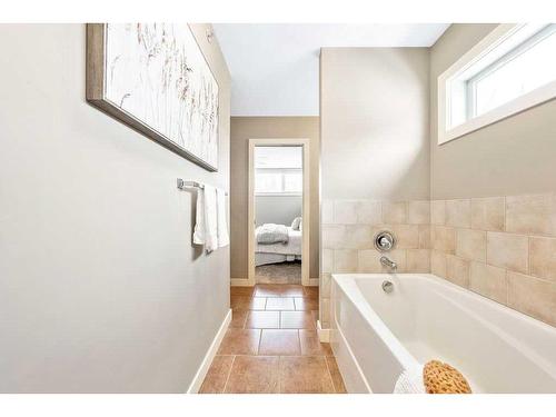 212-1905 27 Avenue Sw, Calgary, AB - Indoor Photo Showing Bathroom