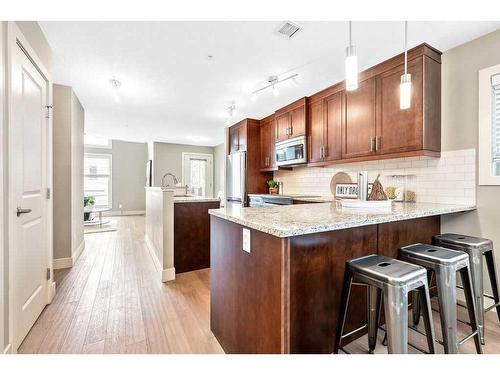 212-1905 27 Avenue Sw, Calgary, AB - Indoor Photo Showing Kitchen