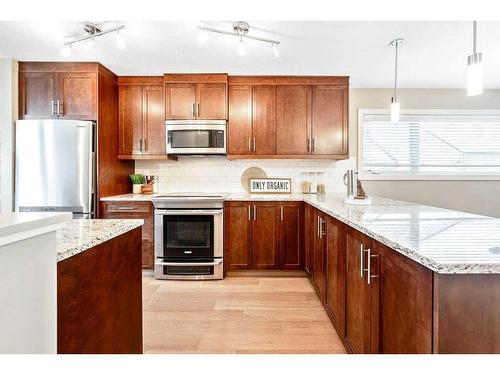 212-1905 27 Avenue Sw, Calgary, AB - Indoor Photo Showing Kitchen