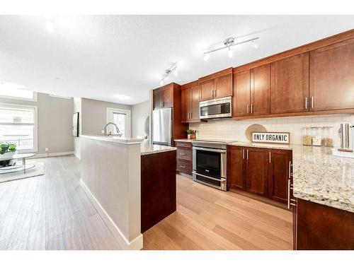 212-1905 27 Avenue Sw, Calgary, AB - Indoor Photo Showing Kitchen