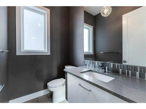 2012 22 Avenue Nw, Calgary, AB - Indoor Photo Showing Bathroom