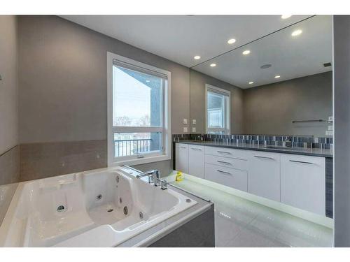 2012 22 Avenue Nw, Calgary, AB - Indoor Photo Showing Bathroom