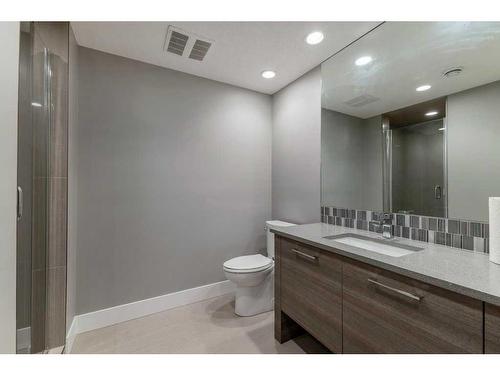 2012 22 Avenue Nw, Calgary, AB - Indoor Photo Showing Bathroom