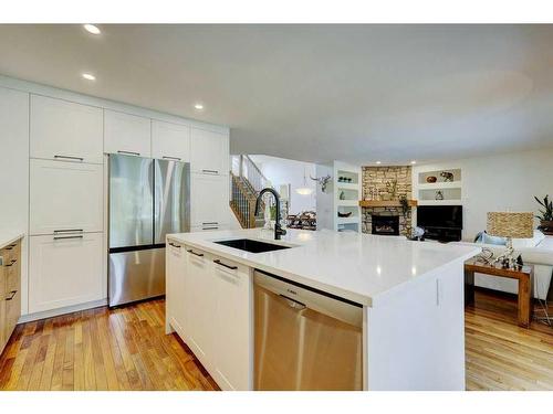 40 Gleneagles View, Cochrane, AB - Indoor Photo Showing Kitchen