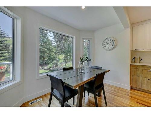 40 Gleneagles View, Cochrane, AB - Indoor Photo Showing Dining Room