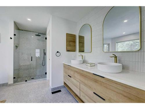 40 Gleneagles View, Cochrane, AB - Indoor Photo Showing Bathroom