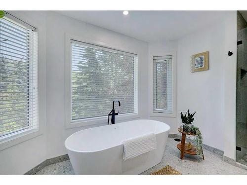 40 Gleneagles View, Cochrane, AB - Indoor Photo Showing Bathroom