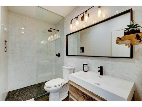 40 Gleneagles View, Cochrane, AB - Indoor Photo Showing Bathroom