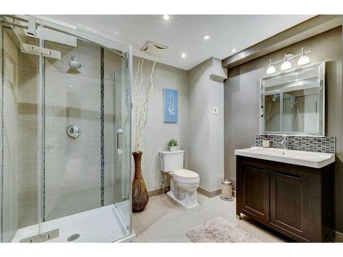 40 Gleneagles View, Cochrane, AB - Indoor Photo Showing Bathroom