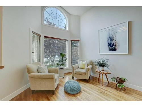 40 Gleneagles View, Cochrane, AB - Indoor Photo Showing Living Room