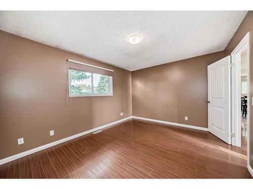 1832 48 Street Ne, Calgary, AB - Indoor Photo Showing Other Room