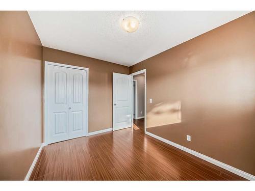 1832 48 Street Ne, Calgary, AB - Indoor Photo Showing Other Room