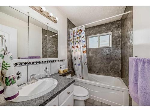 1832 48 Street Ne, Calgary, AB - Indoor Photo Showing Bathroom