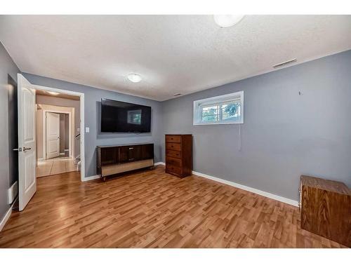 1832 48 Street Ne, Calgary, AB - Indoor