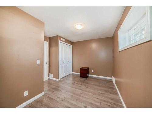 1832 48 Street Ne, Calgary, AB - Indoor Photo Showing Other Room