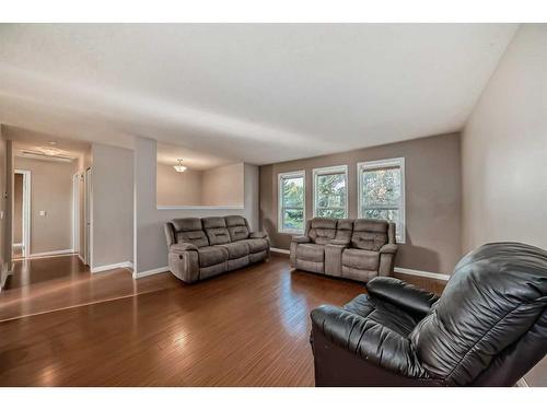 1832 48 Street Ne, Calgary, AB - Indoor Photo Showing Living Room