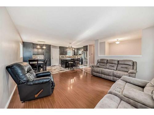 1832 48 Street Ne, Calgary, AB - Indoor Photo Showing Living Room