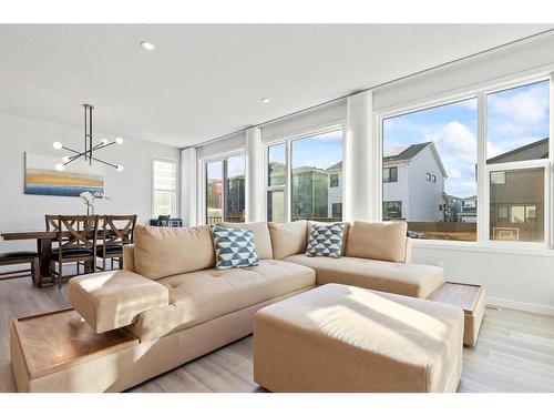 29 Rowley Terrace Nw, Calgary, AB - Indoor Photo Showing Living Room