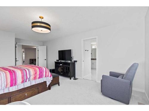 29 Rowley Terrace Nw, Calgary, AB - Indoor Photo Showing Bedroom