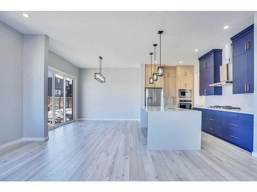 534 Lucas Nw, Calgary, AB - Indoor Photo Showing Kitchen