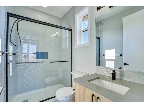 534 Lucas Nw, Calgary, AB - Indoor Photo Showing Bathroom