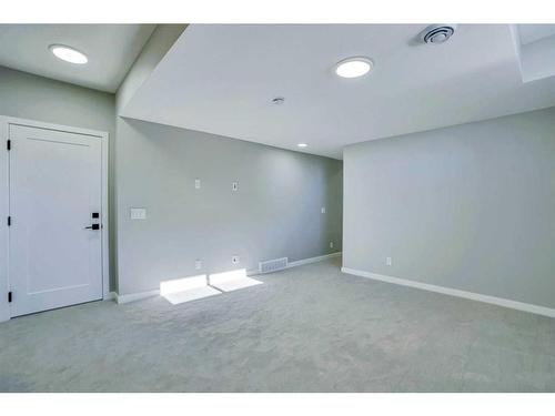 534 Lucas Nw, Calgary, AB - Indoor Photo Showing Other Room