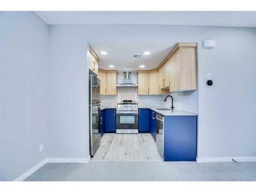 534 Lucas Nw, Calgary, AB - Indoor Photo Showing Kitchen