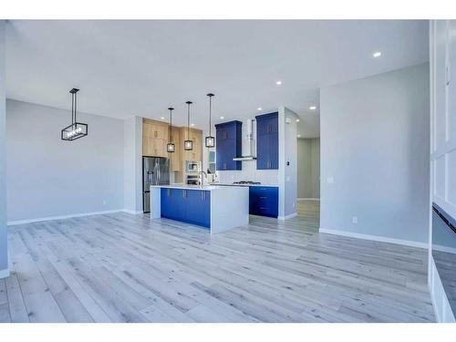 534 Lucas Nw, Calgary, AB - Indoor Photo Showing Kitchen