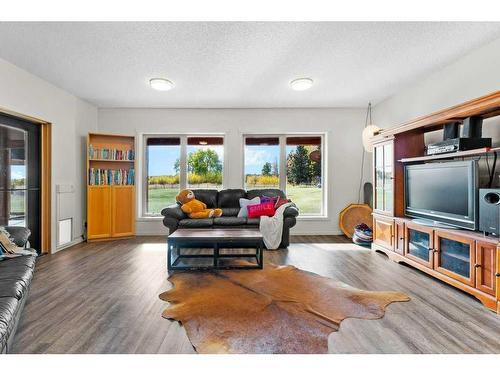 3-4535 Township Road 320, Rural Mountain View County, AB - Indoor Photo Showing Living Room