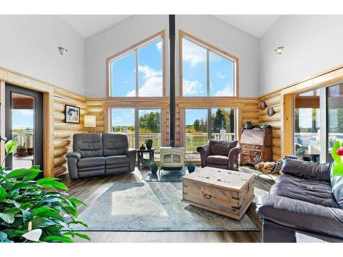 3-4535 Township Road 320, Rural Mountain View County, AB - Indoor Photo Showing Living Room