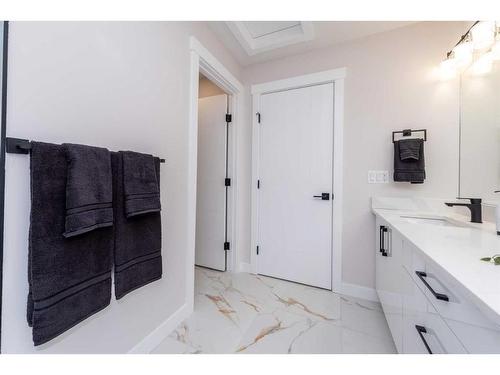 10616 Mapleglen Crescent Se, Calgary, AB - Indoor Photo Showing Bathroom