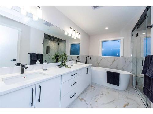 10616 Mapleglen Crescent Se, Calgary, AB - Indoor Photo Showing Bathroom