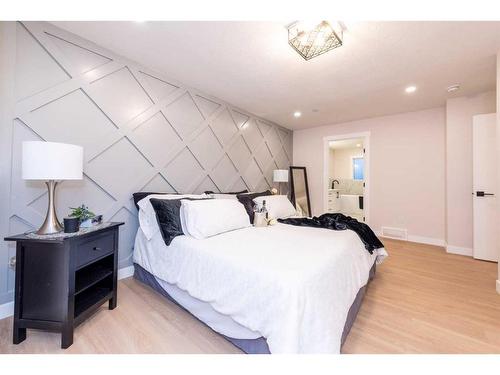 10616 Mapleglen Crescent Se, Calgary, AB - Indoor Photo Showing Bedroom