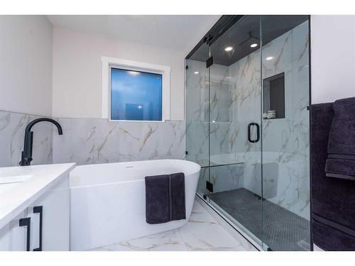 10616 Mapleglen Crescent Se, Calgary, AB - Indoor Photo Showing Bathroom