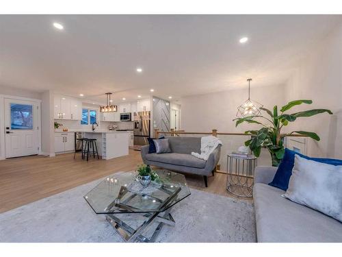 10616 Mapleglen Crescent Se, Calgary, AB - Indoor Photo Showing Living Room