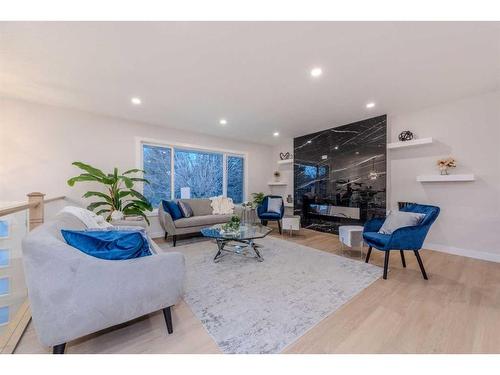 10616 Mapleglen Crescent Se, Calgary, AB - Indoor Photo Showing Living Room