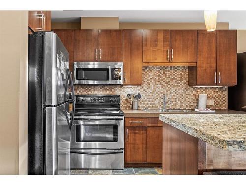 109A/B - Rot D-1818 Mountain Avenue, Canmore, AB - Indoor Photo Showing Kitchen